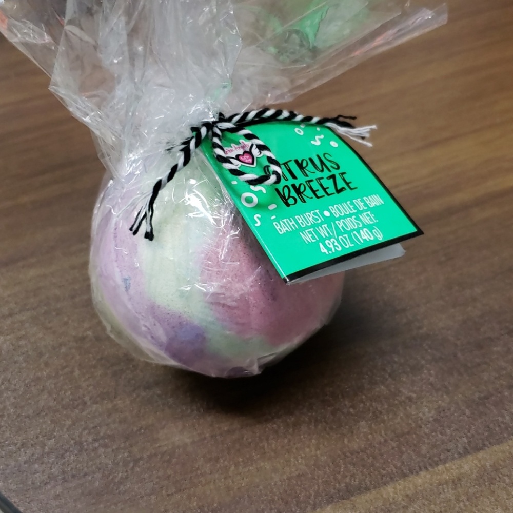 Citrus breeze bathbomb - Picture 2 of 3
